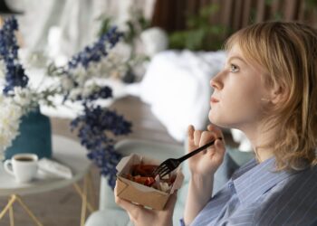 Mindful Eating: Awareness, Pleasure, and Ancestral Nutrition